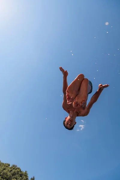 Jongeman Voor Bereiden Springen Het Water Van Schone Rivier Zwemt — Stockfoto