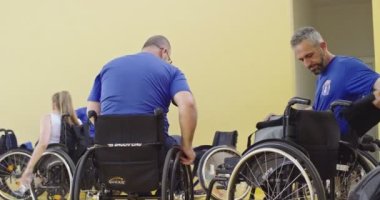 Tekerlekli Sandalye Basketbol Sahası: Oyuncu ısınıyor ve antrenmana hazırlanıyor. Kararlılık, İlham, Engelli Kişinin Asla Vazgeçmeyen Motivasyonu. Yüksek kalite 8K görüntü