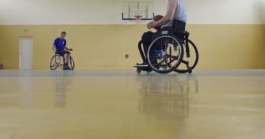 Tekerlekli Sandalye Basketbol Oyunu: Oyuncular Yarışıyor, Top Sürüyor, Pas Veriyor, Atış Yapıyor ve Gol Atıyor. Özürlü İnsanların Kutlanması. Sinematik Ağır Çekim. Kapsama konsepti. Yüksek kalite 4K