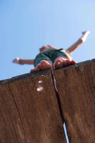 Молодой Человек Готовится Прыжку Воду Чистой Реки Плавает Любит Проводить — стоковое фото