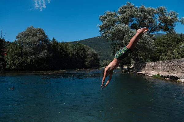 Mladý Muž Připravuje Skočit Vody Čisté Řeky Plave Rád Tráví — Stock fotografie