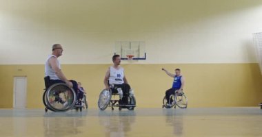 Tekerlekli Sandalye Basketbol Oyunu: Oyuncular Yarışıyor, Top Sürüyor, Pas Veriyor, Atış Yapıyor ve Gol Atıyor. Özürlü İnsanların Kutlanması. Sinematik Ağır Çekim. Kapsama konsepti. Yüksek kalite 4K