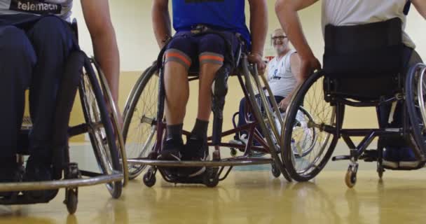 Zbliżenie Sportowca Niepełnosprawnego Siedzącego Wózku Inwalidzkim Grającego Drużynę Koszykówki Szkolnym — Wideo stockowe