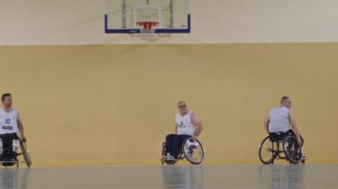 Tekerlekli Sandalye Basketbol Oyunu: Oyuncular Yarışıyor, Top Sürüyor, Pas Veriyor, Atış Yapıyor ve Gol Atıyor. Özürlü İnsanların Kutlanması. Sinematik Ağır Çekim. Kapsama konsepti. Yüksek kalite 4K
