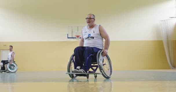 障害のある人は 現代のスポーツジムでバスケットボールゲームを単独でプレイする 障害のある人のためのスポーツとインクルージョンの概念 選択的フォーカススローモーション 高画質8K映像 — ストック動画