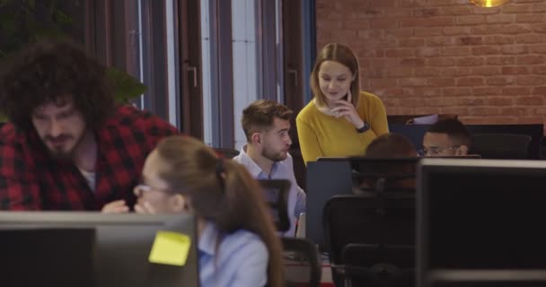 Ett Framgångsrikt Affärsteam Grupp Unga Företagare Som Arbetar Och Kommunicerar — Stockvideo