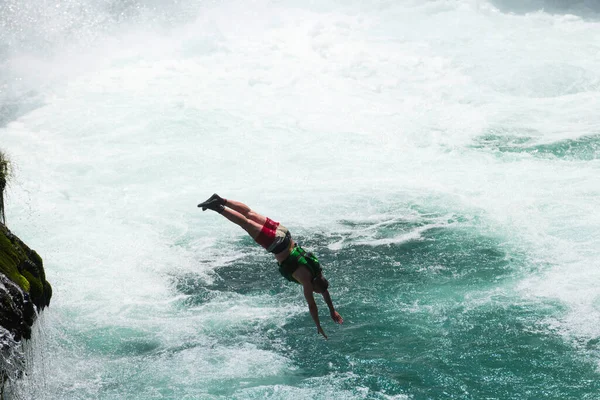 Joven Saltar Agua Del Río Limpio Cascada Nada Disfruta Pasar —  Fotos de Stock