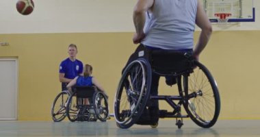 Tekerlekli Sandalye Basketbol Oyunu: Oyuncular Yarışıyor, Top Sürüyor, Pas Veriyor, Atış Yapıyor ve Gol Atıyor. Özürlü İnsanların Kutlanması. Sinematik Ağır Çekim. Kapsama konsepti. Yüksek kalite 4K