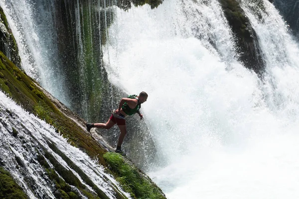Joven Saltar Agua Del Río Limpio Cascada Nada Disfruta Pasar —  Fotos de Stock