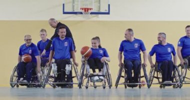 Basketbol antrenörüyle basketbol takımının grup portresi, basketbol maçına başlamadan önce salonda seçici ile engelli basketbolcuların yavaş çekim videosu. Yüksek kaliteli video