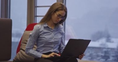 Yetenekli Dijital Pazarlama Uzmanı Akşam Ofisinde Dizüstü bilgisayar üzerinde çalışıyor. Genç İşkadını Yaratıcı Ajans 'ta Bilgisayar Kullanıyor, E-postaları kontrol ediyor, İş Analitik Verilerini Araştırıyor. Yüksek