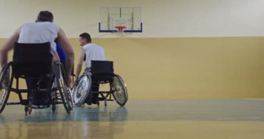 Tekerlekli Sandalye Basketbol Oyunu: Oyuncular Yarışıyor, Top Sürüyor, Pas Veriyor, Atış Yapıyor ve Gol Atıyor. Özürlü İnsanların Kutlanması. Sinematik Ağır Çekim. Kapsama konsepti. Yüksek kalite 4K