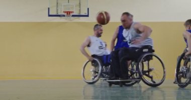 Tekerlekli Sandalye Basketbol Oyunu: Oyuncular Yarışıyor, Top Sürüyor, Pas Veriyor, Atış Yapıyor ve Gol Atıyor. Özürlü İnsanların Kutlanması. Sinematik Ağır Çekim. Kapsama konsepti. Yüksek kalite 4K