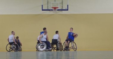 Tekerlekli Sandalye Basketbol Oyunu: Oyuncular Yarışıyor, Top Sürüyor, Pas Veriyor, Atış Yapıyor ve Gol Atıyor. Özürlü İnsanların Kutlanması. Sinematik Ağır Çekim. Kapsama konsepti. Yüksek kalite 4K