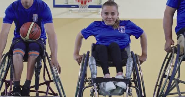 篮球队在训练中的团体肖像 篮球比赛开始前在体育馆里播放的残疾人慢镜头 高质量的录像 — 图库视频影像