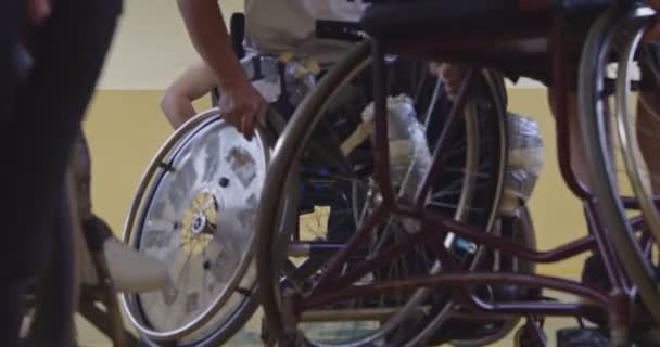 Крупный План Спортсмена Ограниченными Возможностями Сидящего Инвалидном Кресле Играющего Баскетбольную — стоковое видео