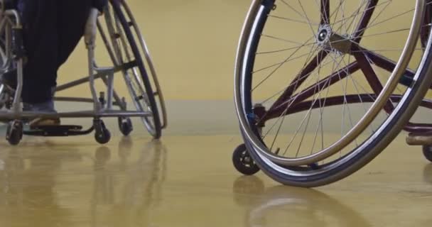 Primo Piano Una Persona Sportiva Con Disabilità Seduta Una Sedia — Video Stock
