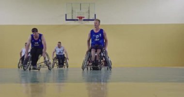 Tekerlekli Sandalye Basketbol Oyunu: Oyuncular Yarışıyor, Top Sürüyor, Pas Veriyor, Atış Yapıyor ve Gol Atıyor. Özürlü İnsanların Kutlanması. Sinematik Ağır Çekim. Kapsama konsepti. Yüksek kalite 4K