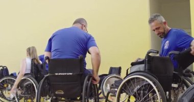 Tekerlekli Sandalye Basketbol Sahası: Oyuncu ısınıyor ve antrenmana hazırlanıyor. Kararlılık, İlham, Engelli Kişinin Asla Vazgeçmeyen Motivasyonu. Yüksek kalite 8K görüntü