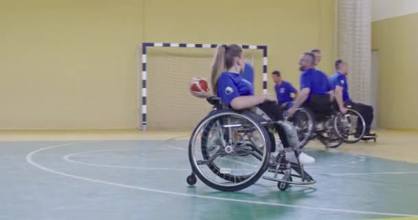 휠체어 플레이어 Compete Dribbling Ball Passing Shooting Scoring Goal 장애가 — 비디오