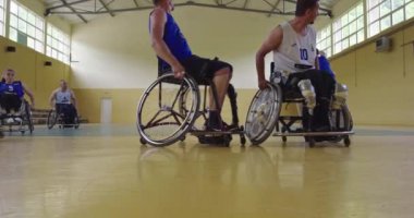 Tekerlekli Sandalye Basketbol Oyunu: Oyuncular Yarışıyor, Top Sürüyor, Pas Veriyor, Atış Yapıyor ve Gol Atıyor. Özürlü İnsanların Kutlanması. Sinematik Ağır Çekim. Kapsama konsepti. Yüksek kalite 4K
