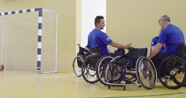 車いすバスケットボールコート 選手のウォーミングアップとトレーニングの準備 インスピレーション 決してあきらめない障害者の動機 高画質8K映像 — ストック動画