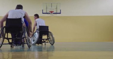Tekerlekli Sandalye Basketbol Oyunu: Oyuncular Yarışıyor, Top Sürüyor, Pas Veriyor, Atış Yapıyor ve Gol Atıyor. Özürlü İnsanların Kutlanması. Sinematik Ağır Çekim. Kapsama konsepti. Yüksek kalite 4K