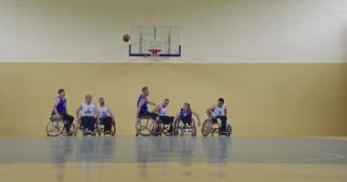 Tekerlekli Sandalye Basketbol Oyunu: Oyuncular Yarışıyor, Top Sürüyor, Pas Veriyor, Atış Yapıyor ve Gol Atıyor. Özürlü İnsanların Kutlanması. Sinematik Ağır Çekim. Kapsama konsepti. Yüksek kalite 4K