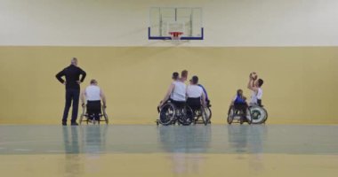 Tekerlekli Sandalye Basketbol Oyunu: Oyuncular Yarışıyor, Top Sürüyor, Pas Veriyor, Atış Yapıyor ve Gol Atıyor. Özürlü İnsanların Kutlanması. Sinematik Ağır Çekim. Kapsama konsepti. Yüksek kalite 4K