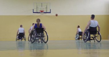 Tekerlekli Sandalye Basketbol Oyunu: Oyuncular Yarışıyor, Top Sürüyor, Pas Veriyor, Atış Yapıyor ve Gol Atıyor. Özürlü İnsanların Kutlanması. Sinematik Ağır Çekim. Kapsama konsepti. Yüksek kalite 4K