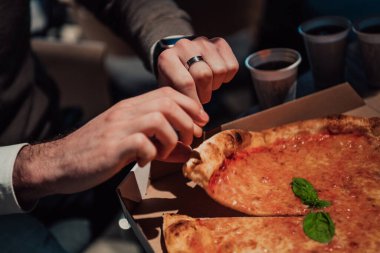Ofiste farklı iş arkadaşlarıyla pizza yemek, mutlu çoklu etnik çalışanlar öğle yemeğinde birlikte eğlenmek, güzel sohbetler ve duygular..