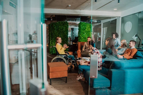 Tekerlekli Sandalyedeki Bir Kadını Modern Bir Ofiste Ekiple Görüşmesi Yapıyor — Stok fotoğraf