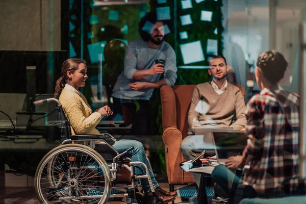 Eine Geschäftsfrau Rollstuhl Bei Einem Geschäftstreffen Mit Dem Team Einem — Stockfoto