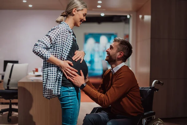 Hombre Negocios Con Una Discapacidad Sosteniendo Sus Esposas Embarazadas Una —  Fotos de Stock