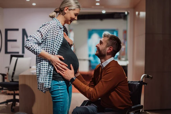 Hamile Eşinin Karnını Modern Bir Ofiste Tutan Engelli Bir Işadamı — Stok fotoğraf