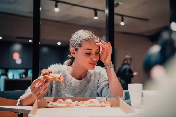 Una Bionda Moderna Che Mangia Pizza Nel Suo Ufficio Durante — Foto Stock