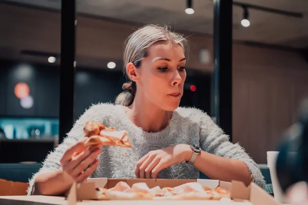 Modern Blonde Eating Pizza Her Office Break Work High Quality — Stock Photo, Image