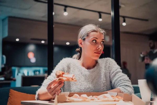 Modern Blonde Eating Pizza Her Office Break Work High Quality — Stock Photo, Image