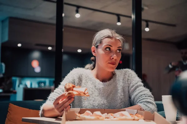 Modern Blondin Som Äter Pizza Sitt Kontor Rast Från Jobbet — Stockfoto