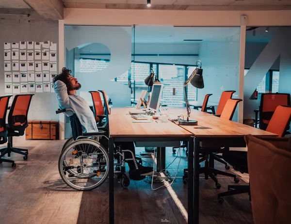 Επιχειρηματίας Αναπηρία Αναπηρική Καρέκλα Που Δουλεύει Υπερωρίες Μόνος Του Στο — Φωτογραφία Αρχείου