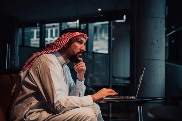 Homme Arabe Âgé Assis Dans Bureau Analyse Les Données Sur — Photo