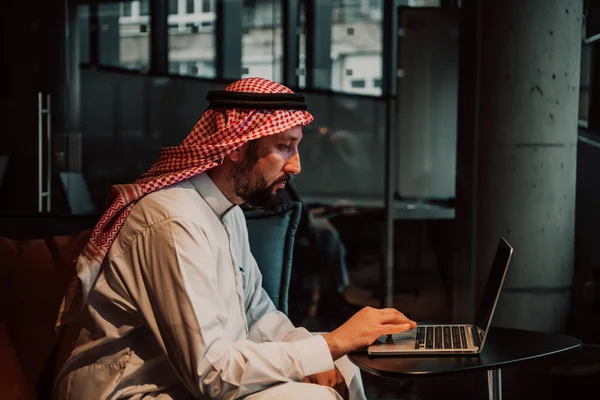 Hombre Árabe Edad Avanzada Sentado Oficina Analiza Los Datos Portátil —  Fotos de Stock