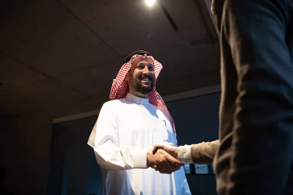 Homem Árabe Idoso Apertando Mão Homem Negócios Terminando Uma Reunião — Fotografia de Stock