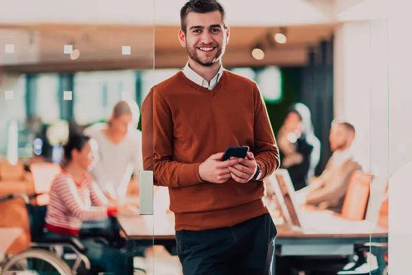 Schöner Junger Geschäftsmann Der Selbstbewusst Büro Vor Seinem Team Steht — Stockfoto