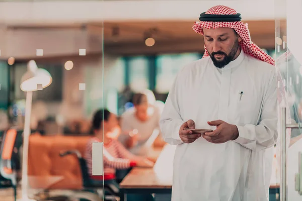 Ofisteki Orta Doğulu Arap Işadamı Ekibinin Önünde Akıllı Telefondan Konuşuyor — Stok fotoğraf