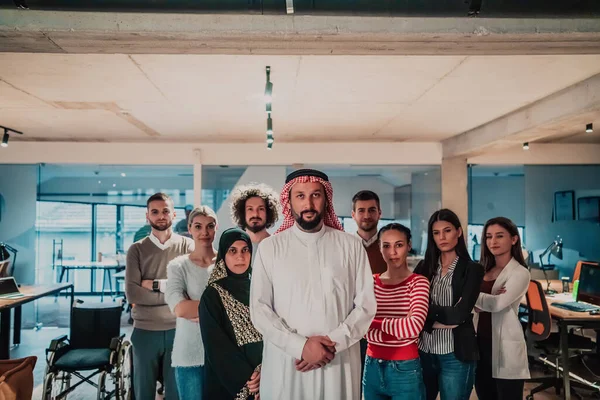 Modern Cam Ofisteki Başarılı Adamlarından Oluşan Çeşitli Bir Grup Arap — Stok fotoğraf