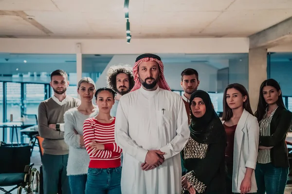 Modern Cam Ofisteki Başarılı Adamlarından Oluşan Çeşitli Bir Grup Arap — Stok fotoğraf