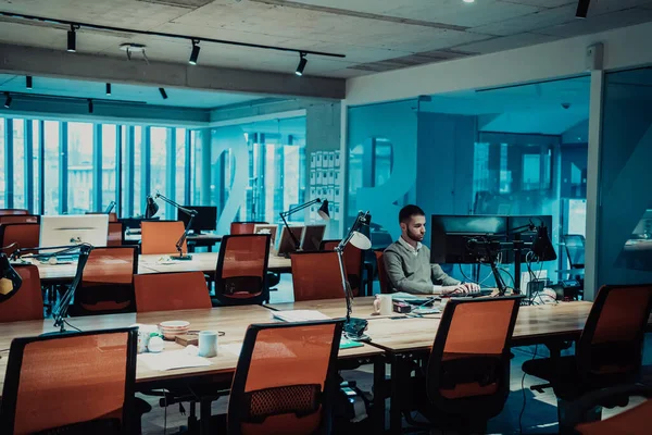 Σύγχρονο Γραφείο Πορτρέτο Του Κομψού Επιχειρηματία Λειτουργεί Στον Υπολογιστή Κάνει — Φωτογραφία Αρχείου