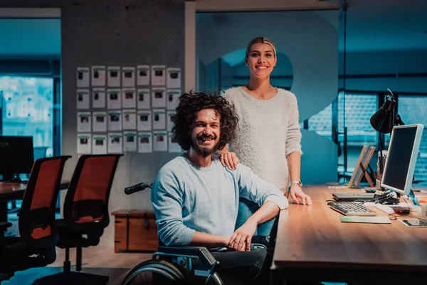 Affärsman Rullstol Ett Modernt Coworking Kontor Som Jobbar Med Kvinnlig — Stockfoto