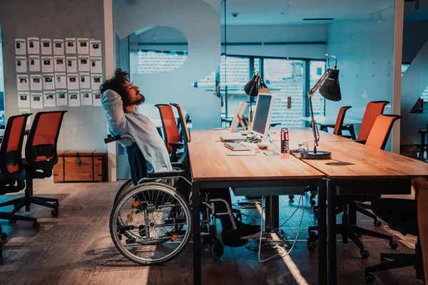 Pengusaha Dengan Cacat Kursi Roda Bekerja Lembur Sendirian Mejanya Kantor — Stok Foto